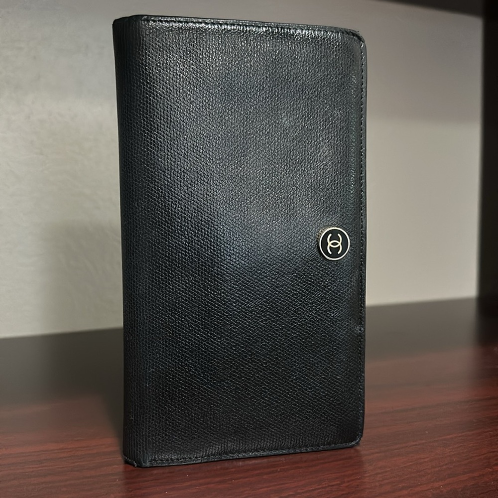 Authentic Chanel bi-food wallet, vintage 2003!